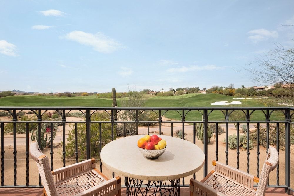 Fairmont Gold Jr Suite Golf View 1 King- 600sf 56sm Lounge with breakfast, patio or balcony
