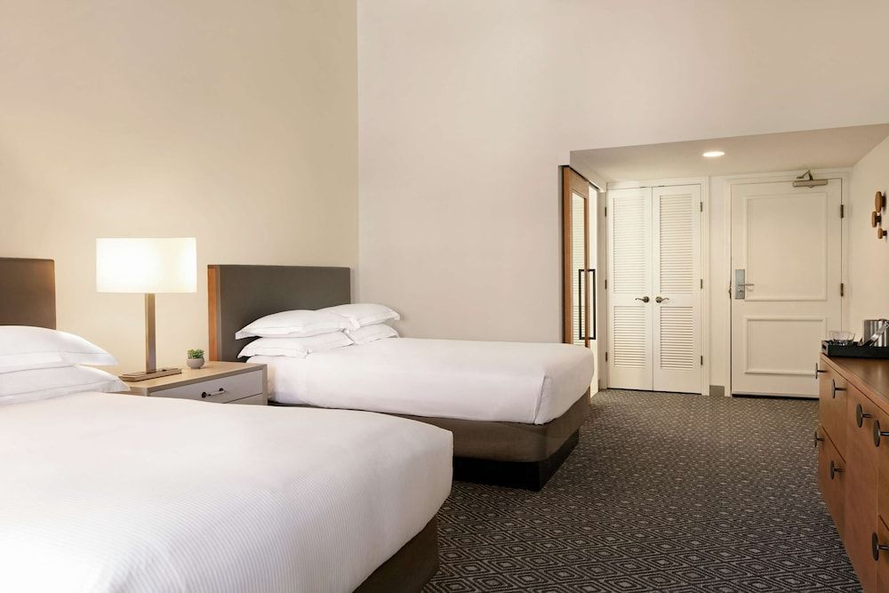 Room, 2 Queen Beds, Pool View
