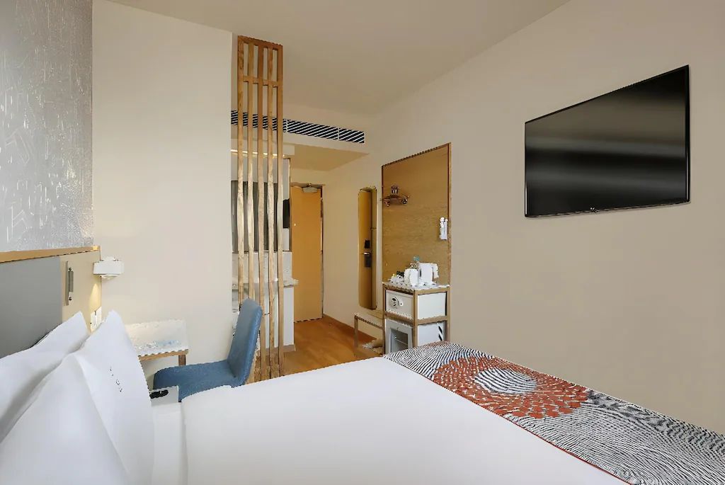 1 Queen Bed Standard with free laundromat