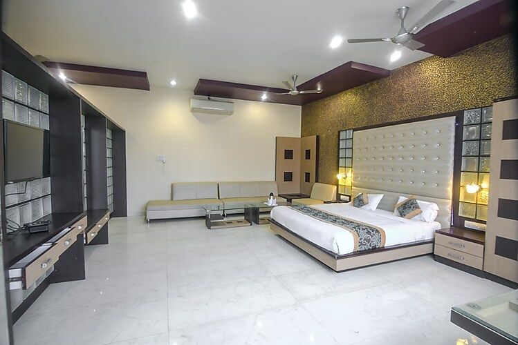 Royal Executive AC Room