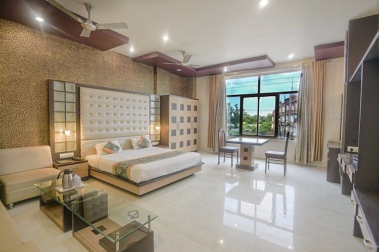 Royal Executive AC Room