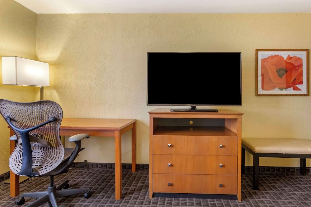 Best Western Plus Scottsdale Thunderbird Suites Standard Room, 2 Queen Beds, Non Smoking, Refrigerator & Microwave 4