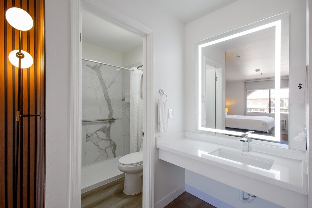 GreenTree Inn Sedona Standard Room, 1 King Bed 7