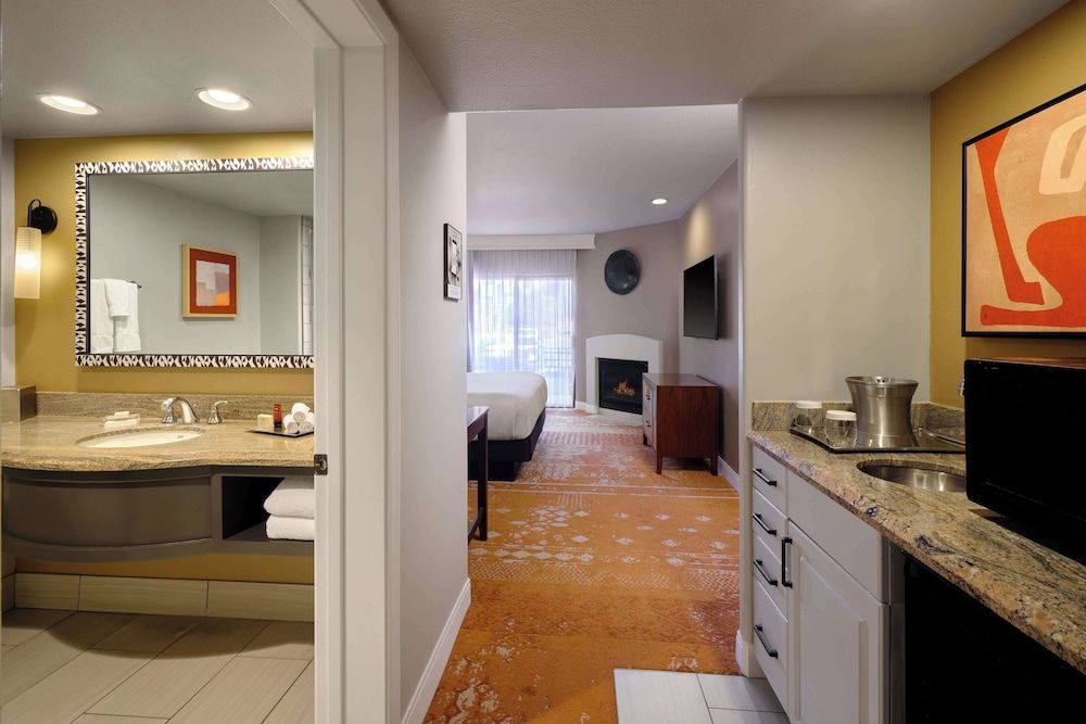 Room, 1 King Bed, Balcony, Mountain View