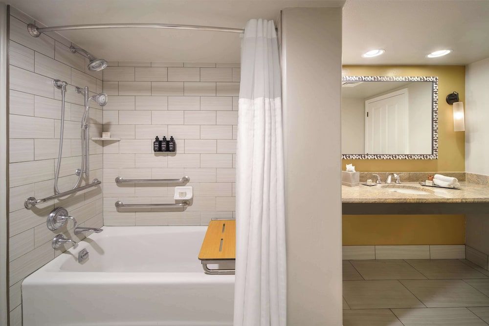 Suite, 1 King Bed, Mountain View (Bathtub, Mobility & Hearing)