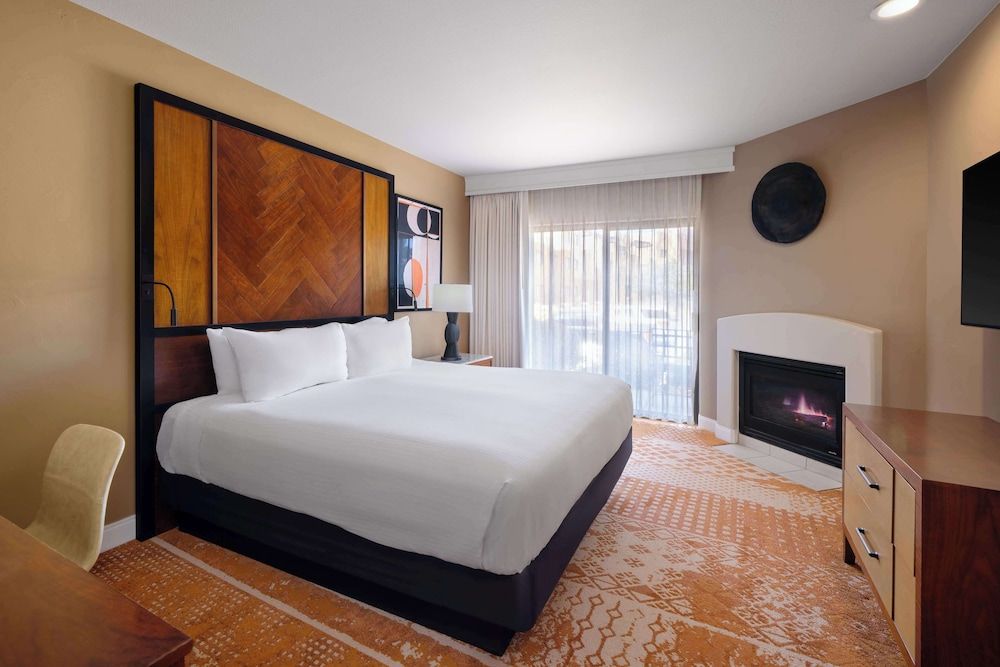 Room, 1 King Bed, Balcony, Mountain View