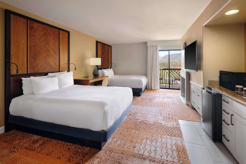 Room, 2 Queen Beds, Mountain View (Mobility, Hearing, Bathtub)