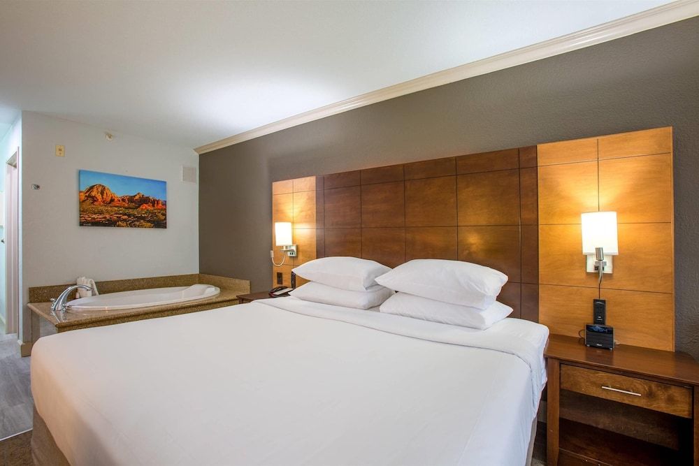 Suite 1 King Bed, Whirlpool Bath, Patio, Seating Area, Non-Smoking