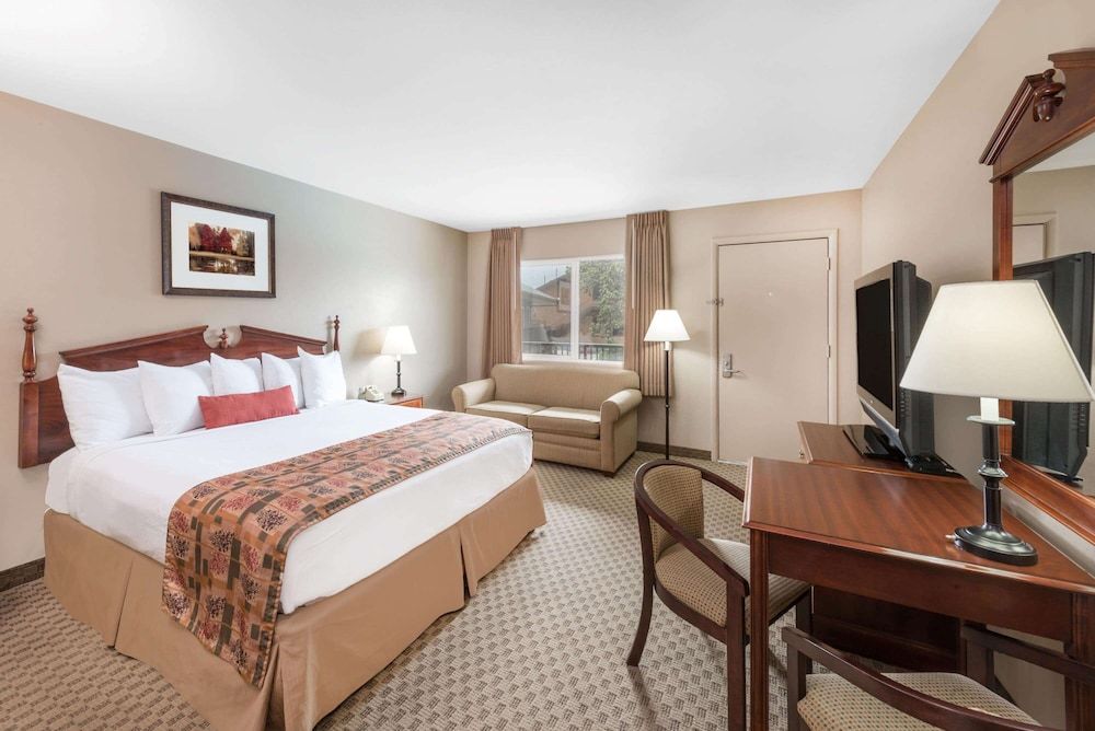 Room, 1 King Bed, Accessible, Non Smoking (Mobility, Tub w/Grab Bars)