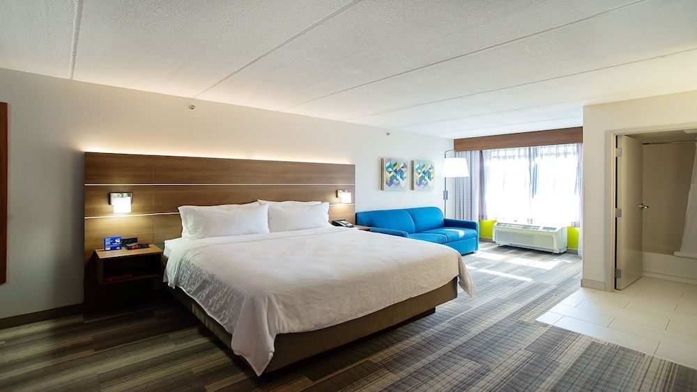 Suite, 1 King Bed, Accessible (Communication, Accessible Tub)