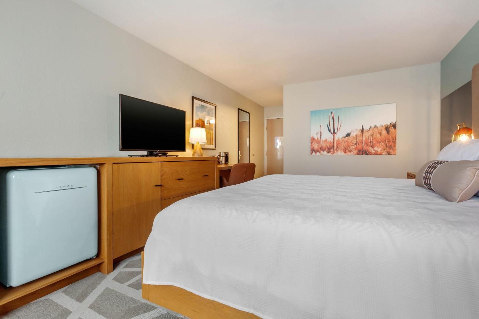 1 King Bed, Non-Smoking