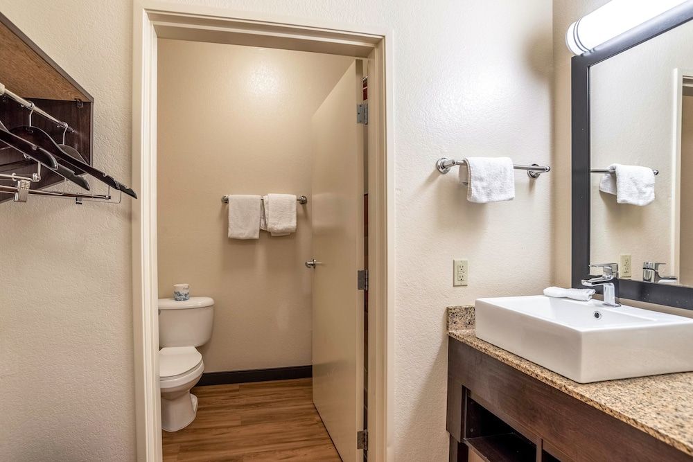 Red Roof Inn PLUS+ Tempe - Phoenix Airport Standard Room, 2 Double Beds (Smoke Free) 3