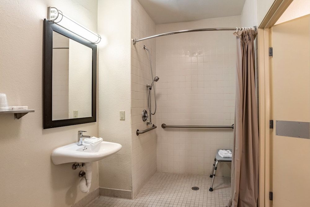 Red Roof Inn PLUS+ Tempe - Phoenix Airport Standard Room, 2 Double Beds, Accessible (Roll-In Shower, Smoke Free) 4