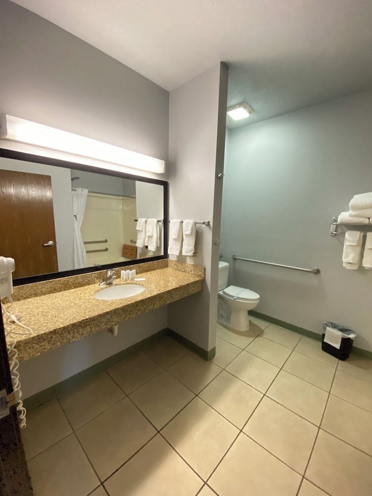 Tombstone Grand Hotel, a Baymont by Wyndham Room, 2 Queen Beds, Accessible, Non Smoking (Mobility, Tub w/ Grab Bars) 8