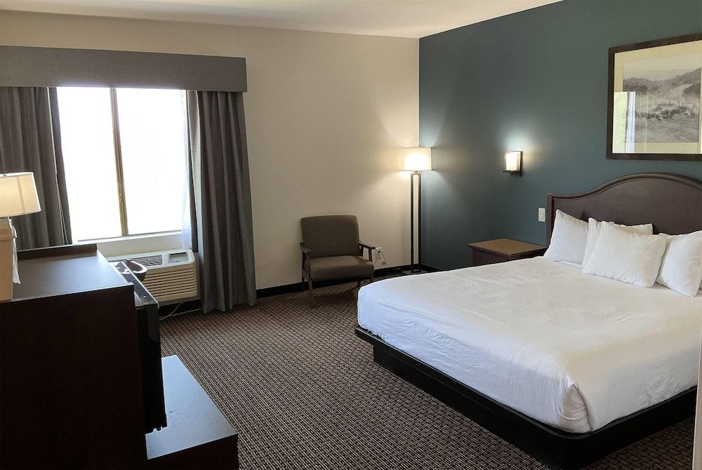 Tombstone Grand Hotel, a Baymont by Wyndham Room, 1 King Bed, Non Smoking 5