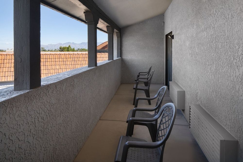 Four Points by Sheraton Tucson Airport Deluxe Room, 1 King Bed, Non Smoking, Courtyard View 3