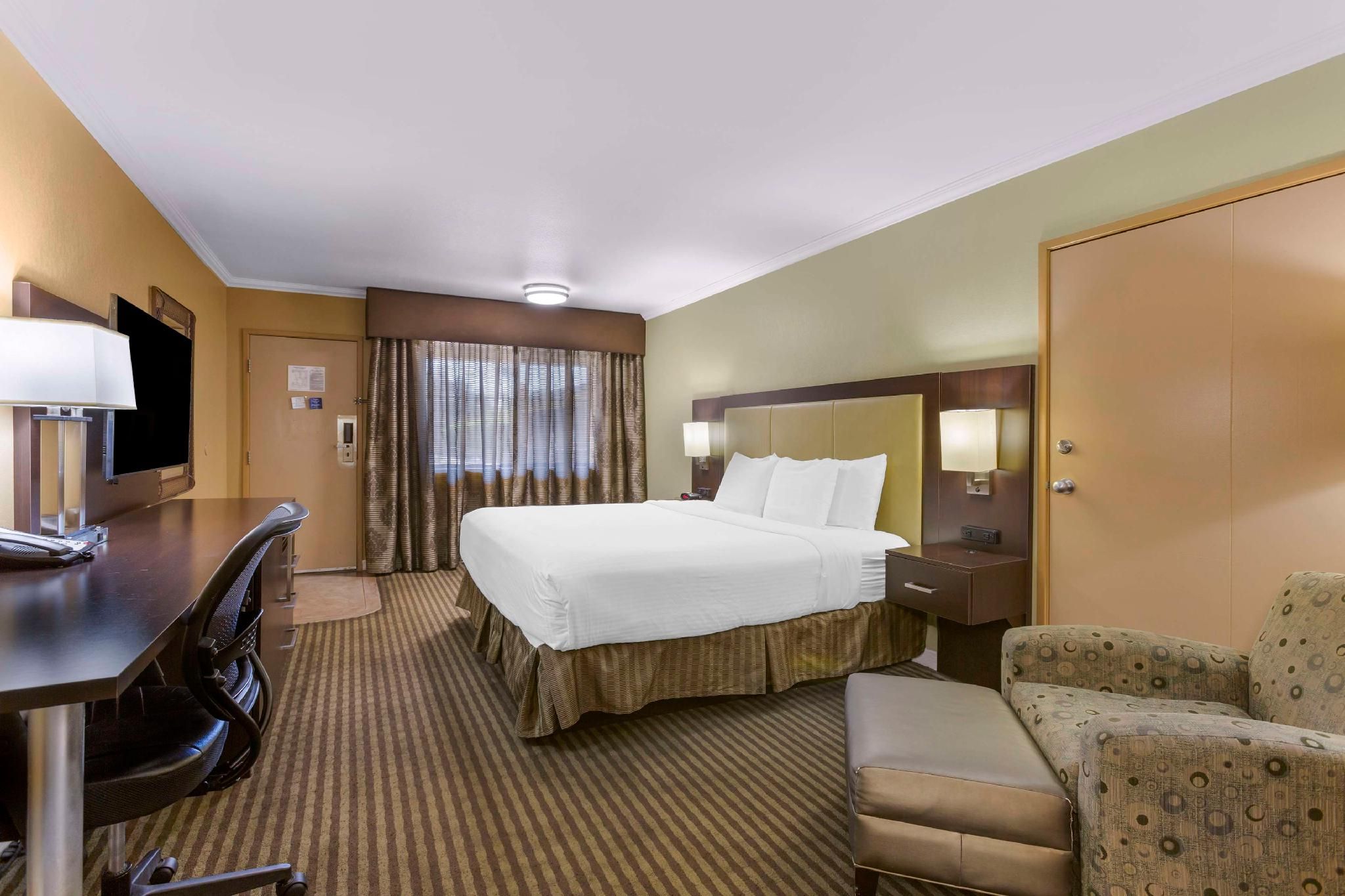 Accessibility - 1 King, Walk-in Shower, Nonsmoking
