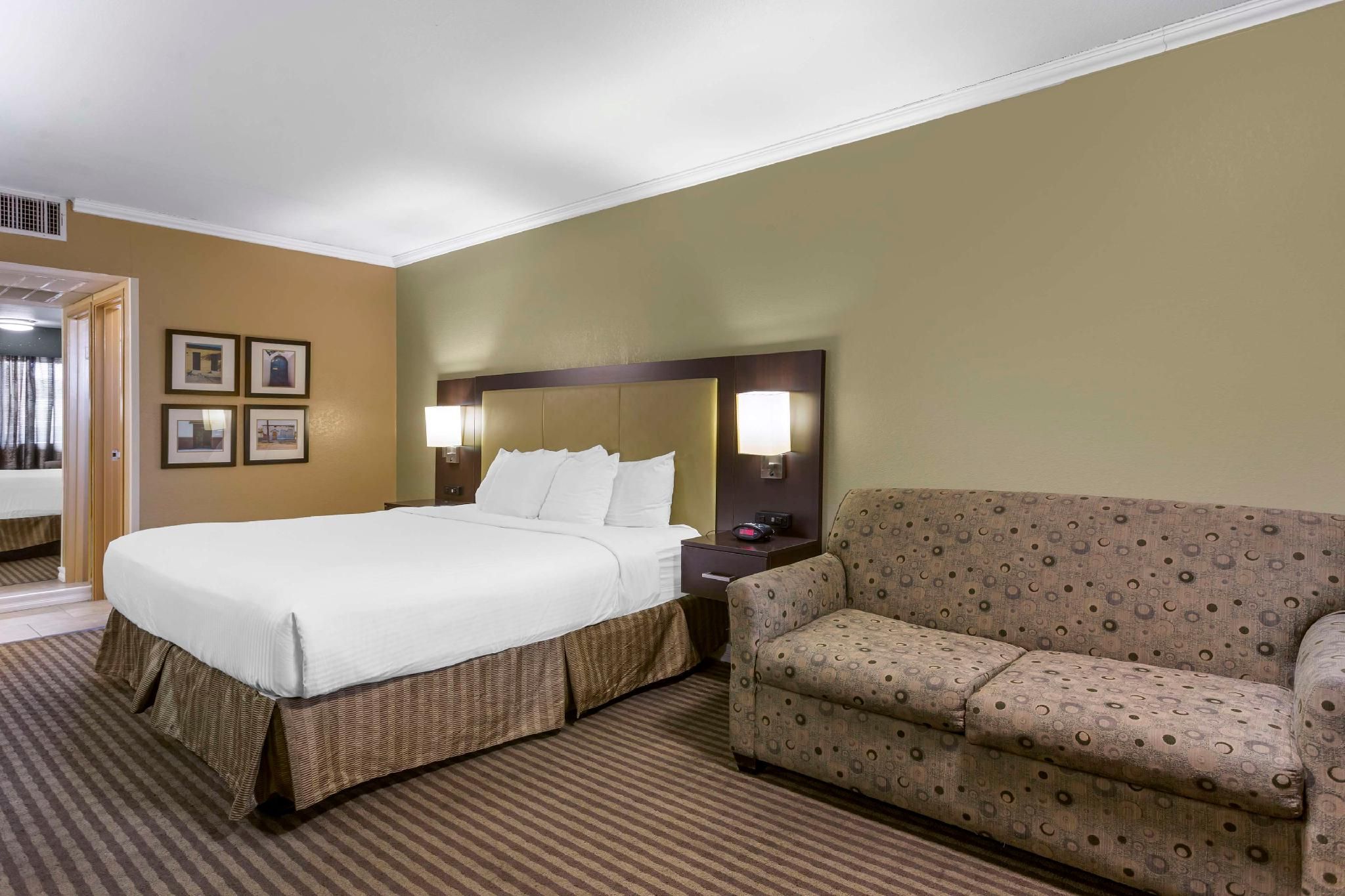 1 King Bed, Nonsmoking, Sofabed