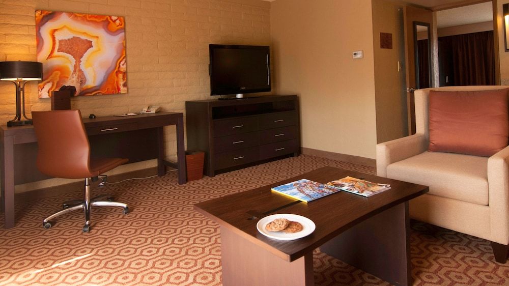 DoubleTree Suites by Hilton Tucson - Williams Center Room, 1 King Bed with Sofa bed, Pool View (2 Room) 9