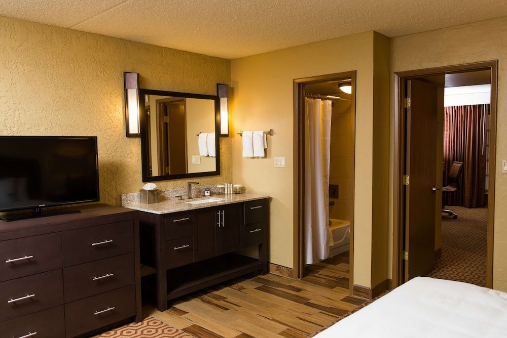 DoubleTree Suites by Hilton Tucson - Williams Center Room, 1 King Bed with Sofa bed, Pool View (2 Room) 7