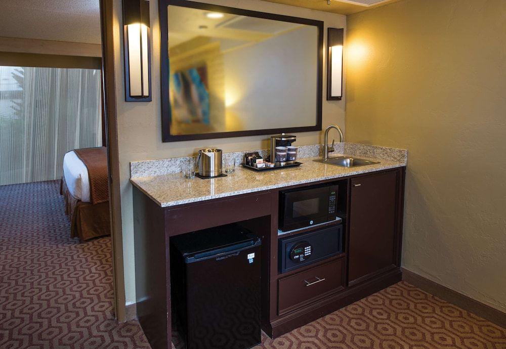 DoubleTree Suites by Hilton Tucson - Williams Center Room, 1 King Bed with Sofa bed, Pool View (2 Room) 8