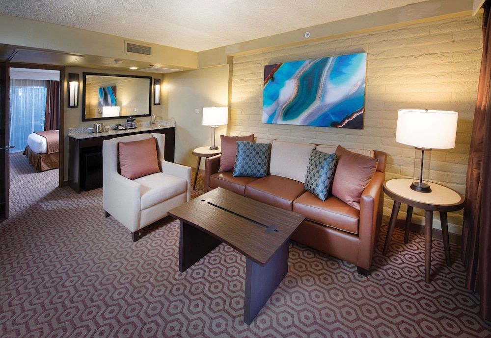 DoubleTree Suites by Hilton Tucson - Williams Center Room, 1 King Bed with Sofa bed, Pool View (2 Room) 10