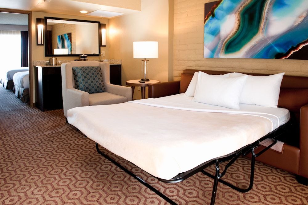 DoubleTree Suites by Hilton Tucson - Williams Center Room, 1 King Bed with Sofa bed, Pool View (2 Room) 3