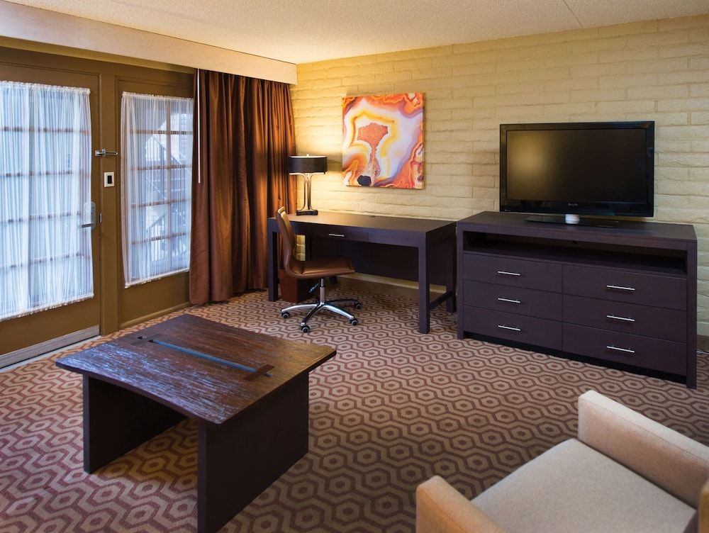 DoubleTree Suites by Hilton Tucson - Williams Center Room, 1 King Bed with Sofa bed, Pool View (2 Room) 6
