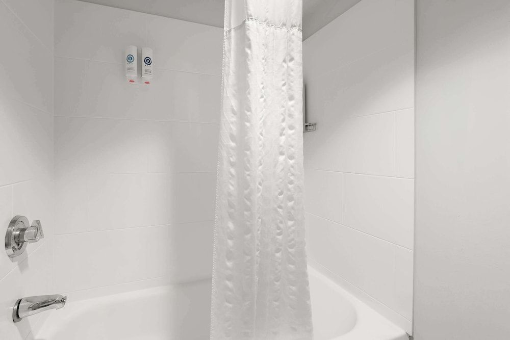 Comfort Inn & Suites near Kino Sports Complex Standard Room, 1 King Bed, Non Smoking 4