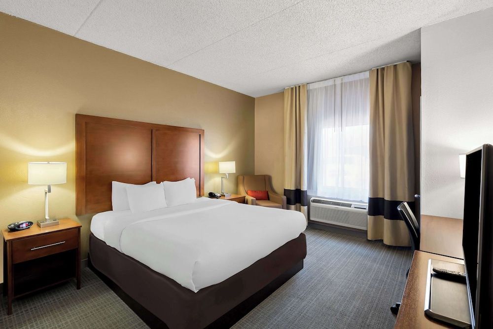 Comfort Inn & Suites near Kino Sports Complex Standard Room, 1 King Bed, Non Smoking 3