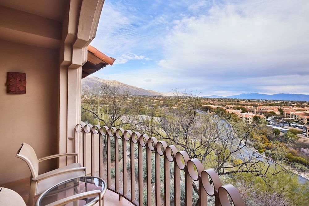 Deluxe Room, 1 King Bed, Mountain View
