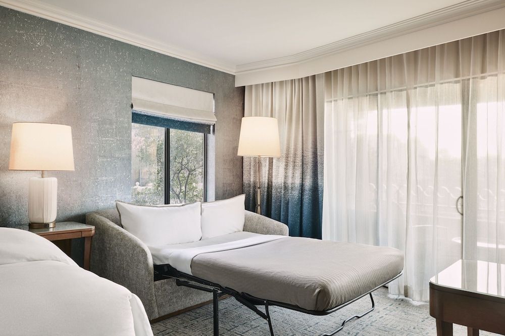 Deluxe Room, 1 King Bed, Pool View