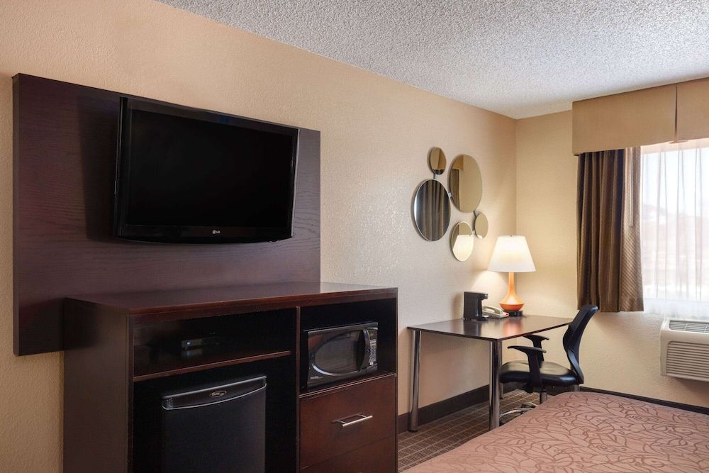 Howard Johnson by Wyndham Williams Room, 2 Queen Beds, Non Smoking 5