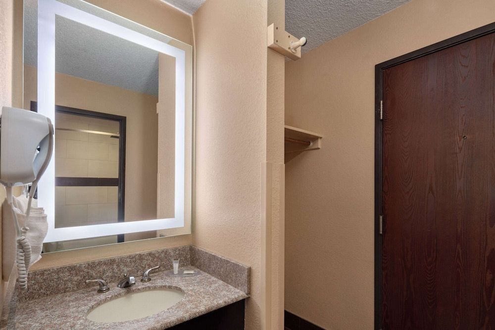 Howard Johnson by Wyndham Williams Room, 2 Queen Beds, Non Smoking 4