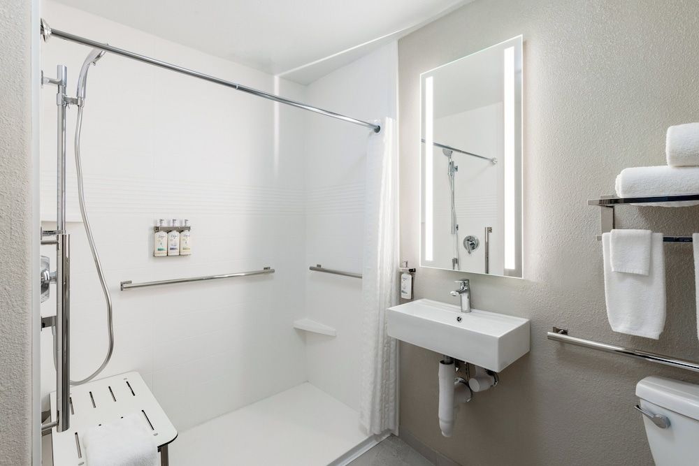 Suite, 1 Queen Bed, Accessible (Communications, Mobility)