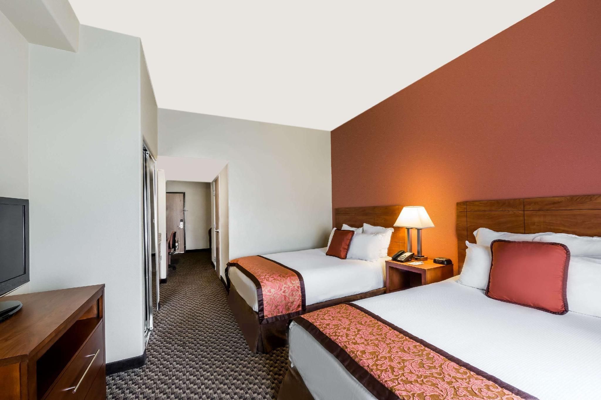 2 Queen Beds and 1 Sofa Bed Suite Non-Smoking