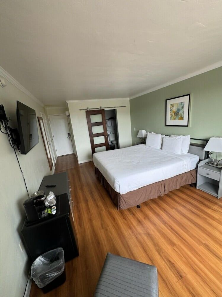 Standard Room, 1 Queen Bed