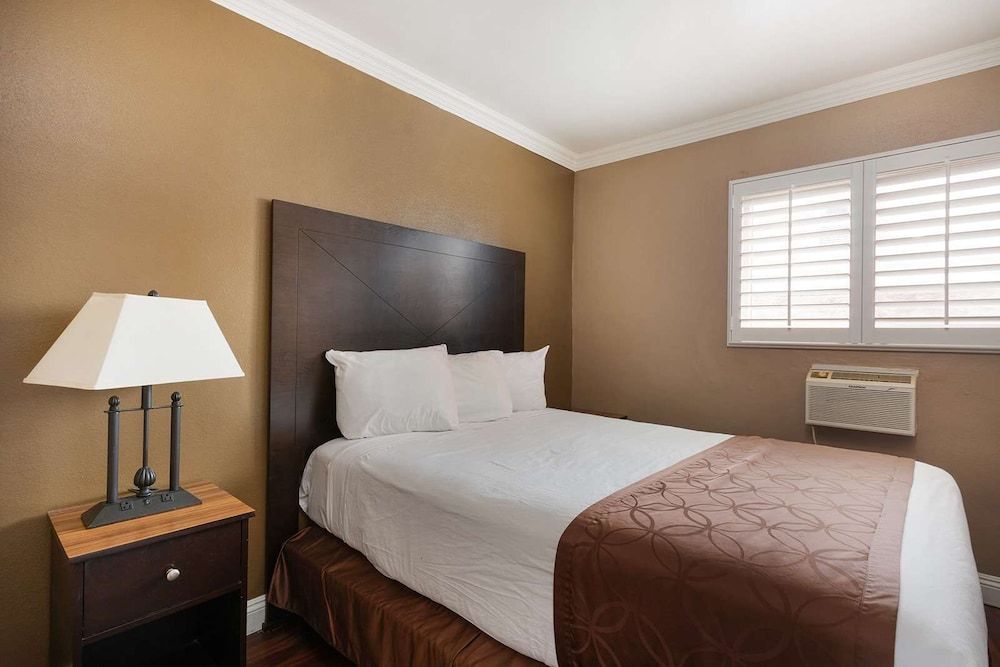 Americas Best Value Inn & Suites Anaheim Convention Center Room, 1 Queen Bed, Non Smoking 6