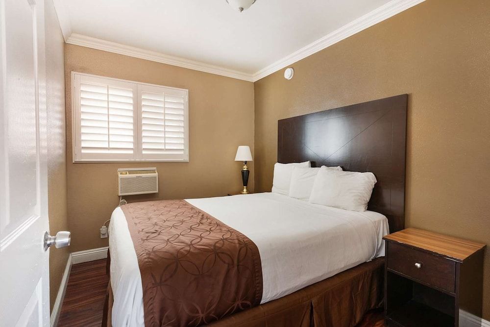 Americas Best Value Inn & Suites Anaheim Convention Center Room, 1 Queen Bed, Non Smoking 4