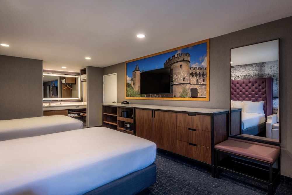 Anaheim Camelot Inn & Suites Standard Room, 2 Queen Beds 4