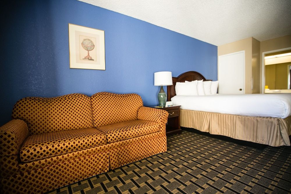 undefined Anaheim Carriage Inn 8
