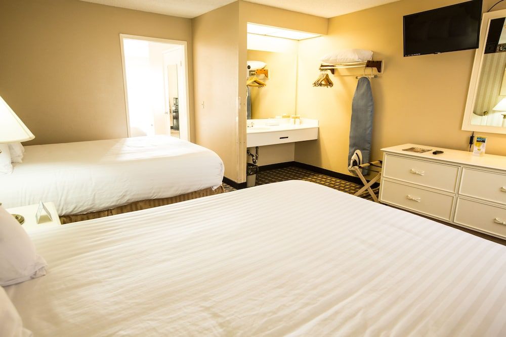 undefined Anaheim Carriage Inn 3