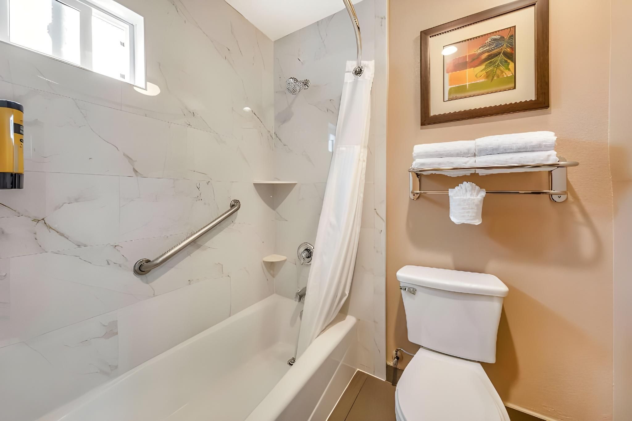 Best Western Plus Pavilions 2 Double Beds, Nonsmoking, Duvet 3