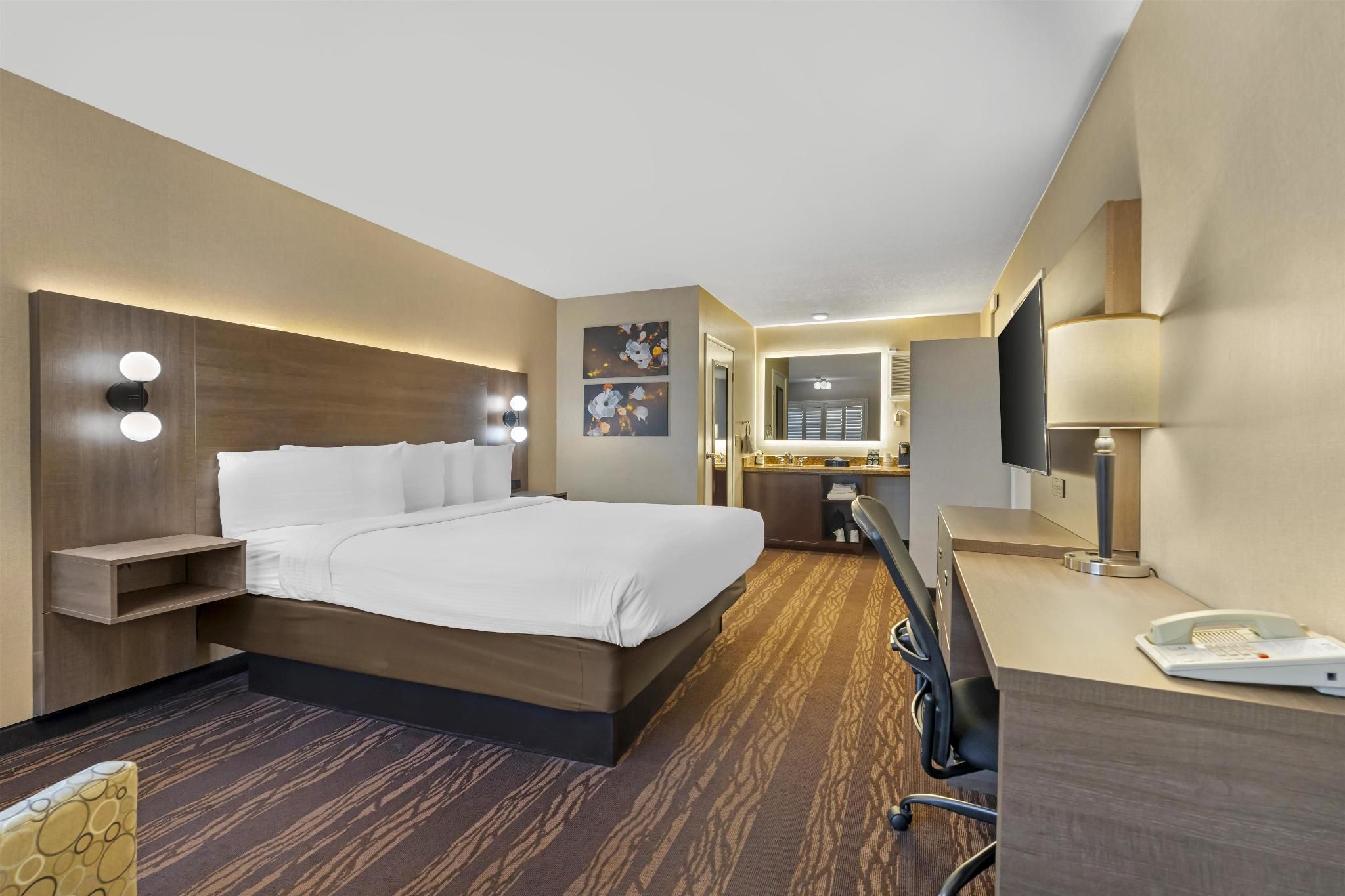 1 King Bed, Nonsmoking, Upper Floor