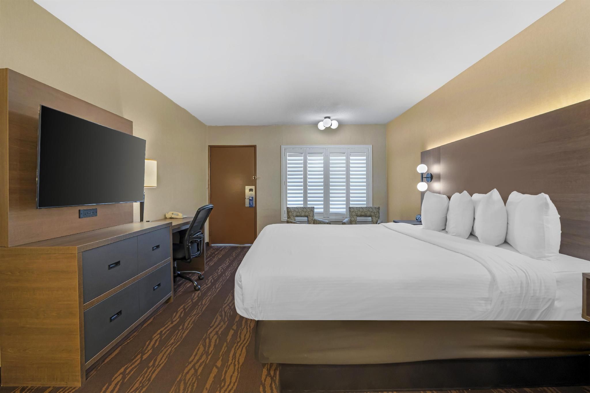 1 King Bed, Nonsmoking, Upper Floor