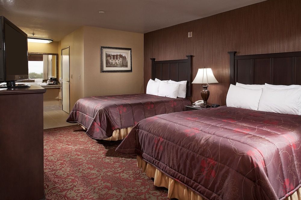 Castle Inn and Suites Standard Room, 2 Queen Beds 4