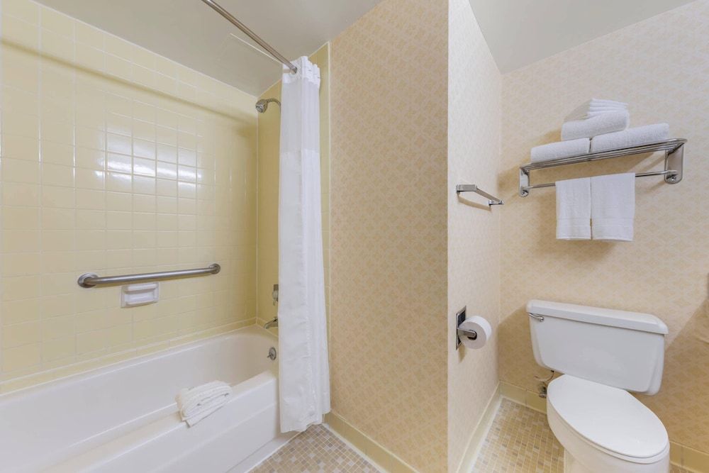 Clarion Hotel Anaheim Resort Standard Room, 1King Bed, Non Smoking 4