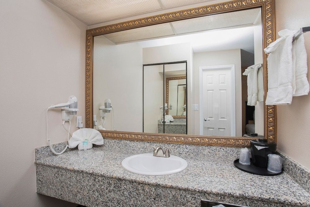 undefined Stanford Inn & Suites Anaheim 10