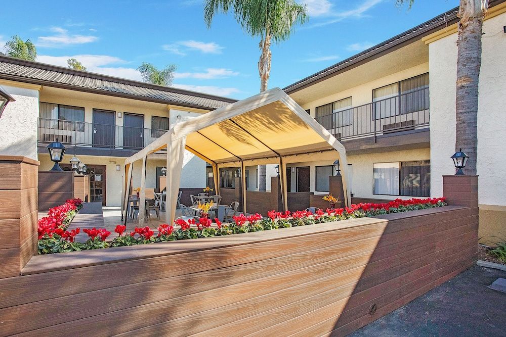 undefined Stanford Inn & Suites Anaheim 4