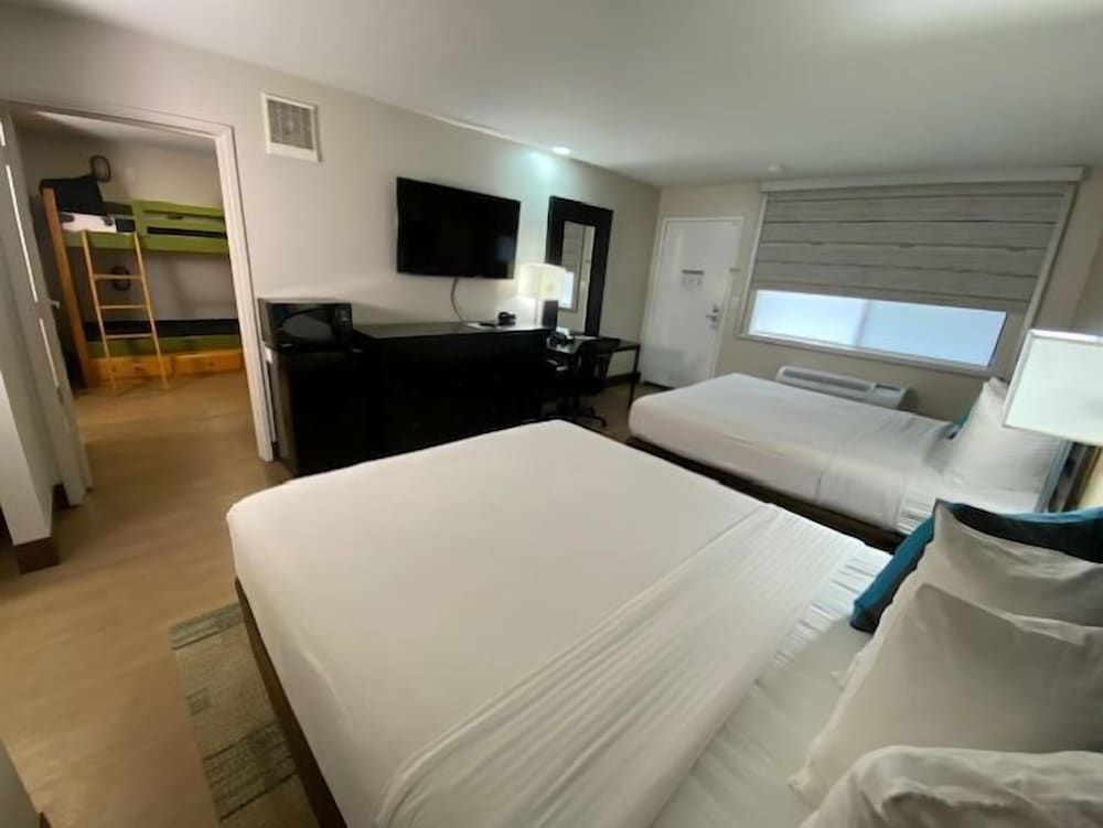 undefined Stanford Inn & Suites Anaheim 7